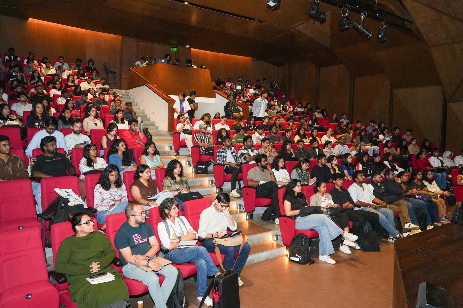 Full house at BIC for Design Days, with me sketchnoting in the front.